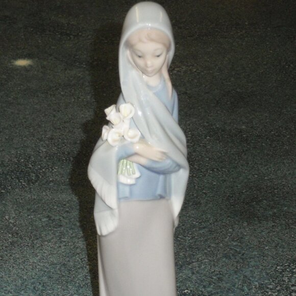 Lladro Collectible Figurine GIRL WITH CALLA LILIES FLOWERS #4650 CHRISTMAS GIFT! - Picture 1 of 8